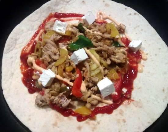 Tortilla z misem mielonym, warzywami - na ostro + ser feta i ogrek konserwowy 