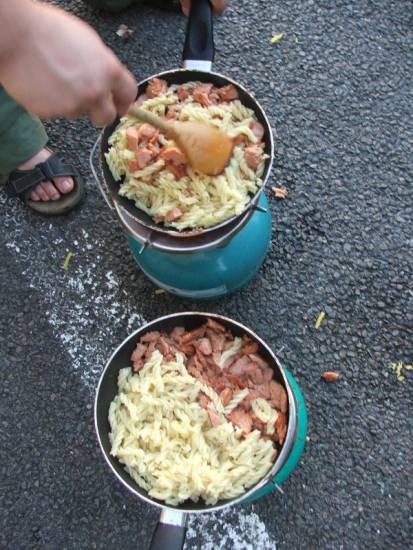 Chwil po dodaniu na patelni ugotowanego makaronu